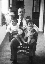 Company junto a dos nietas suyas, Conchita y Rosario, y su hija Dolores al fondo, en el Balneario de Alhama en el verano del 1935