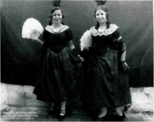 dos señoritas celebran el carnaval alhameño en 1915